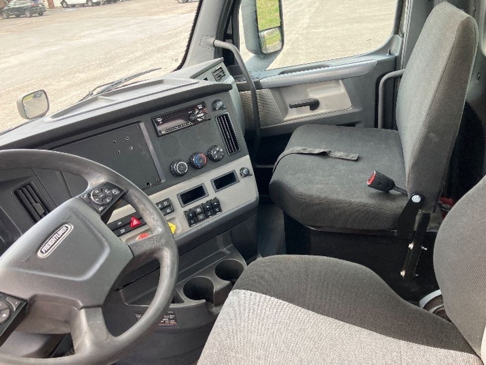 Day Cab Tractor-Heavy Duty Tractors-Freightliner-2020-T12664ST-Nashville (Mount Juliet)-TN-392,876\n\t\tmiles-$ 45,250 - Image 9