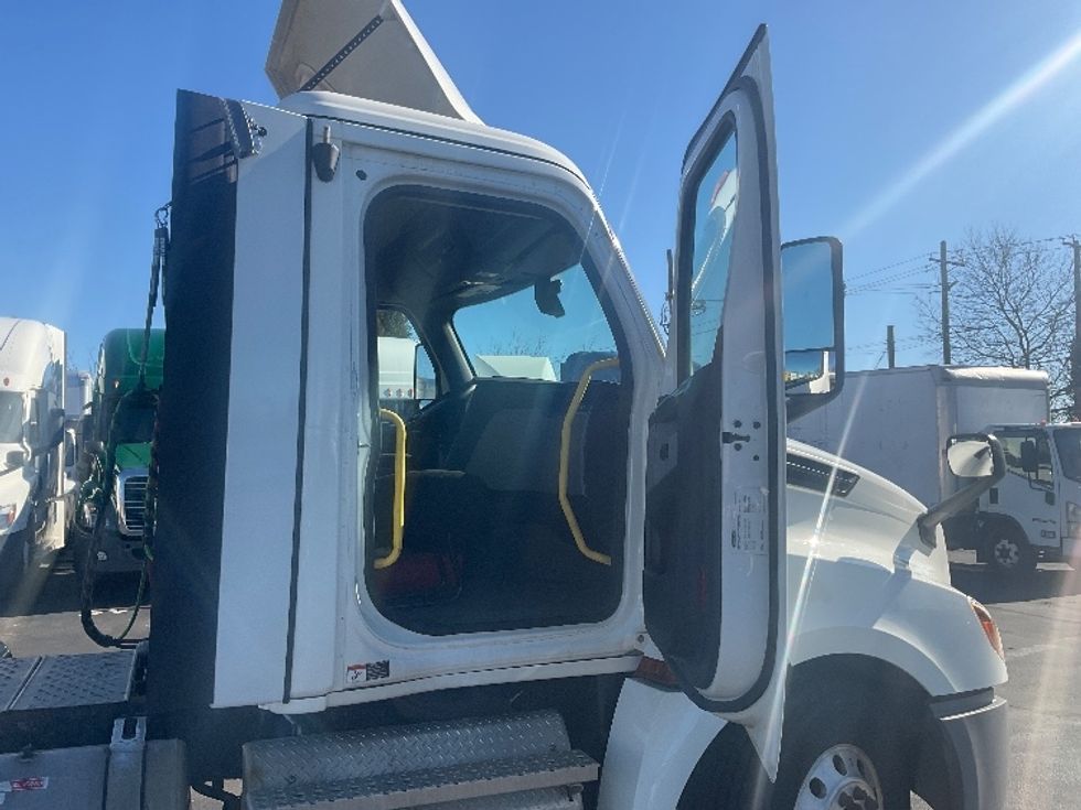 Day Cab Tractor-Heavy Duty Tractors-Freightliner-2020-T12664ST-New Castle-DE-237,195\n\t\tmiles-$ 63,250 - Image 12
