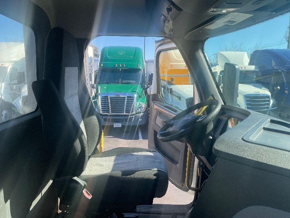 Day Cab Tractor-Heavy Duty Tractors-Freightliner-2020-T12664ST-New Castle-DE-237,195\n\t\tmiles-$ 63,250 - Image 14