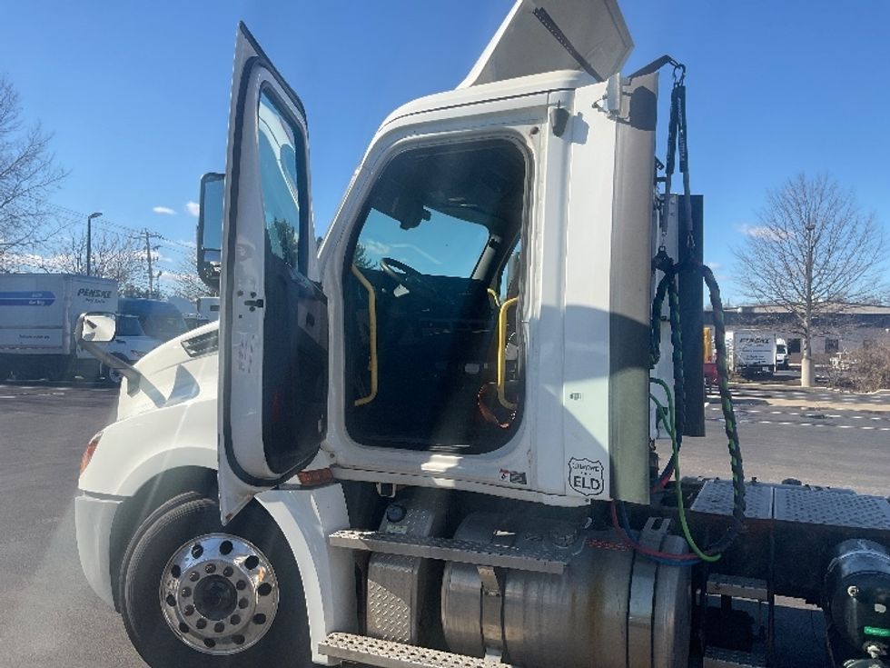Day Cab Tractor-Heavy Duty Tractors-Freightliner-2020-T12664ST-New Castle-DE-237,195\n\t\tmiles-$ 63,250 - Image 9