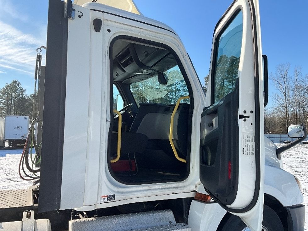 Day Cab Tractor-Heavy Duty Tractors-Freightliner-2020-T12664ST-New Castle-DE-289,981\n\t\tmiles-$ 60,750 - Image 12