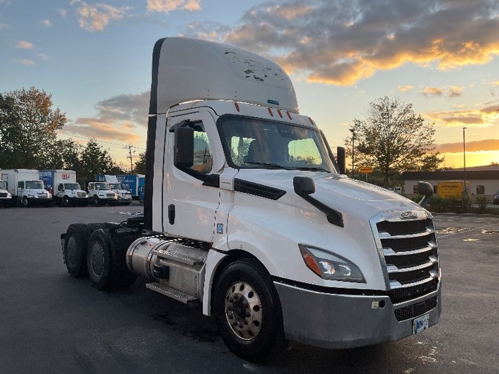 Day Cab Tractor-Heavy Duty Tractors-Freightliner-2020-T12664ST-New Castle-DE-588,089\n\t\tmiles-$ 31,500 - Image 1