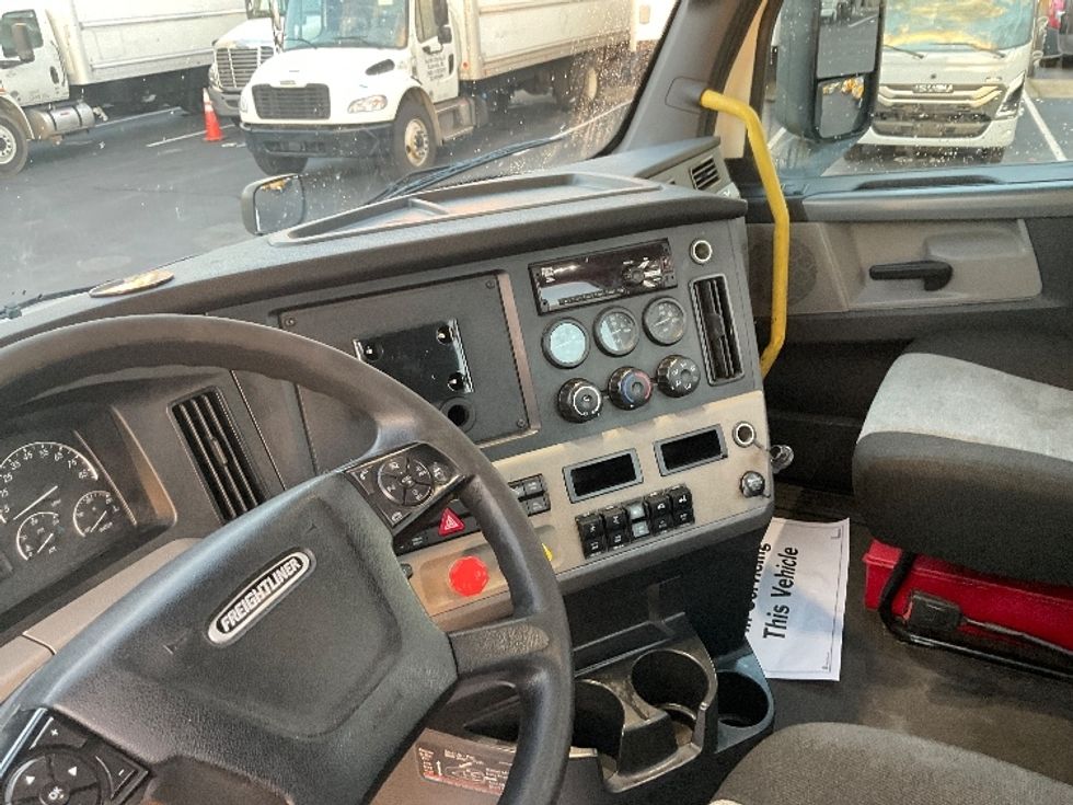Day Cab Tractor-Heavy Duty Tractors-Freightliner-2020-T12664ST-New Castle-DE-588,089\n\t\tmiles-$ 31,500 - Image 11