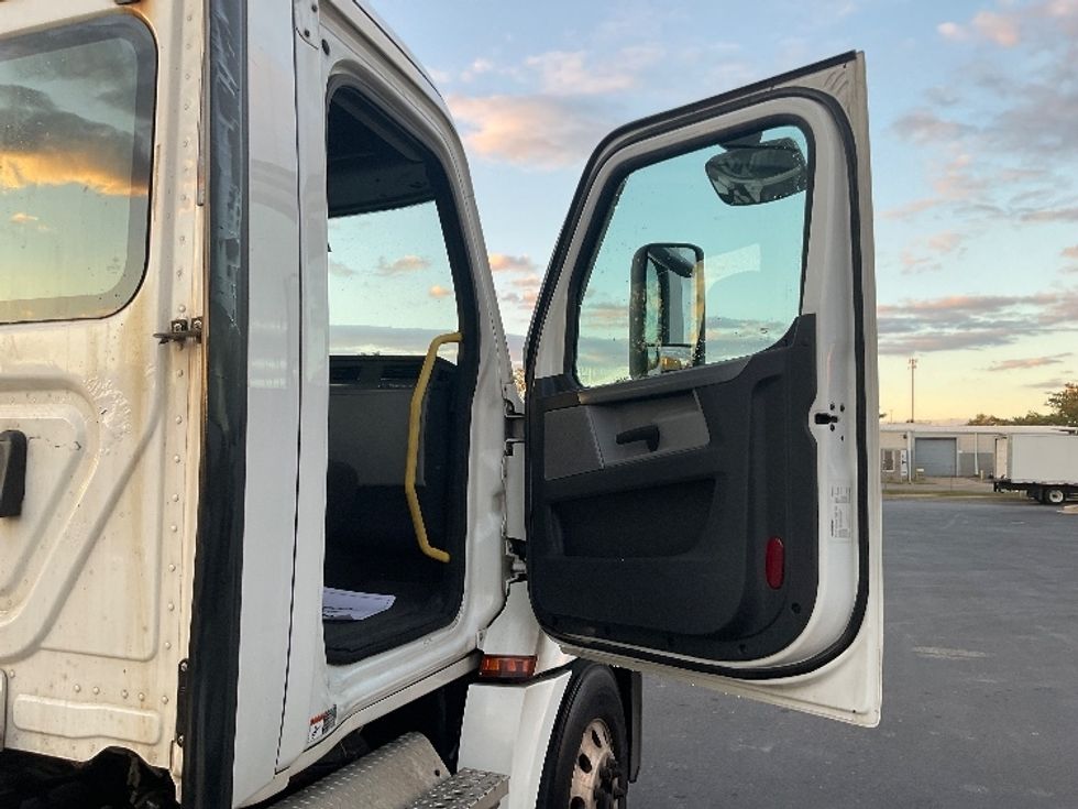 Day Cab Tractor-Heavy Duty Tractors-Freightliner-2020-T12664ST-New Castle-DE-588,089\n\t\tmiles-$ 31,500 - Image 12