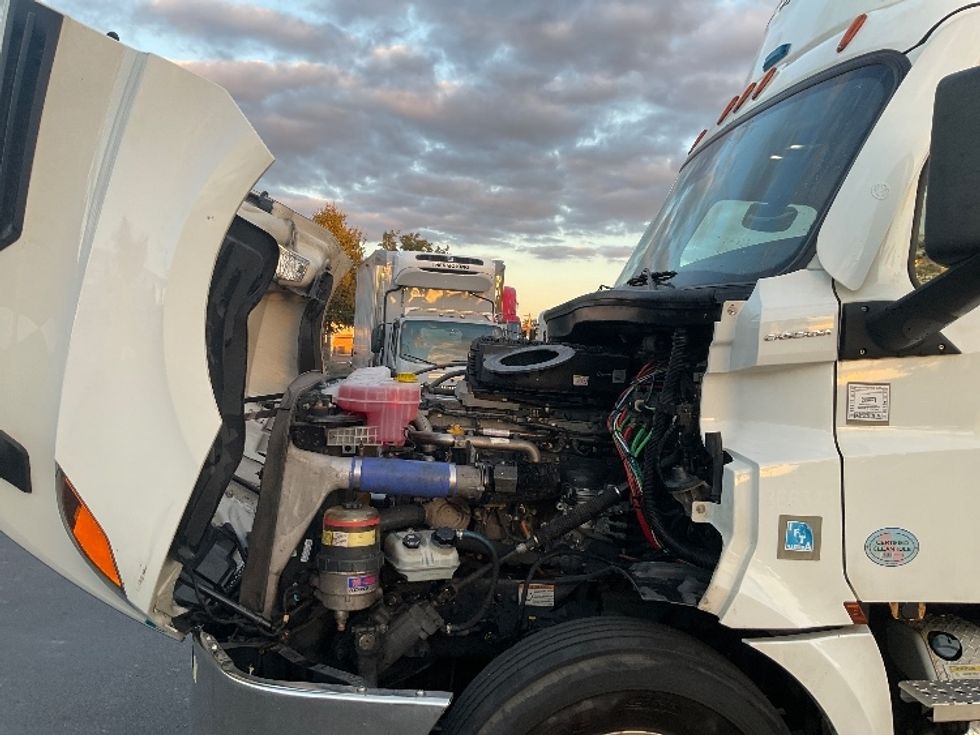 Day Cab Tractor-Heavy Duty Tractors-Freightliner-2020-T12664ST-New Castle-DE-588,089\n\t\tmiles-$ 31,500 - Image 16