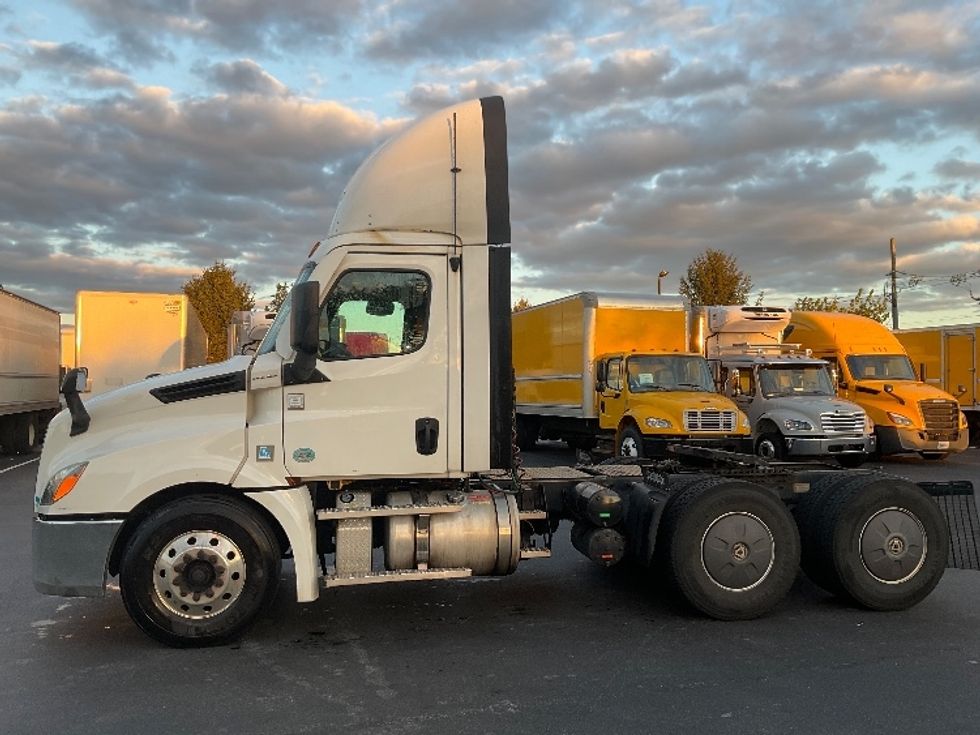 Day Cab Tractor-Heavy Duty Tractors-Freightliner-2020-T12664ST-New Castle-DE-588,089\n\t\tmiles-$ 31,500 - Image 4