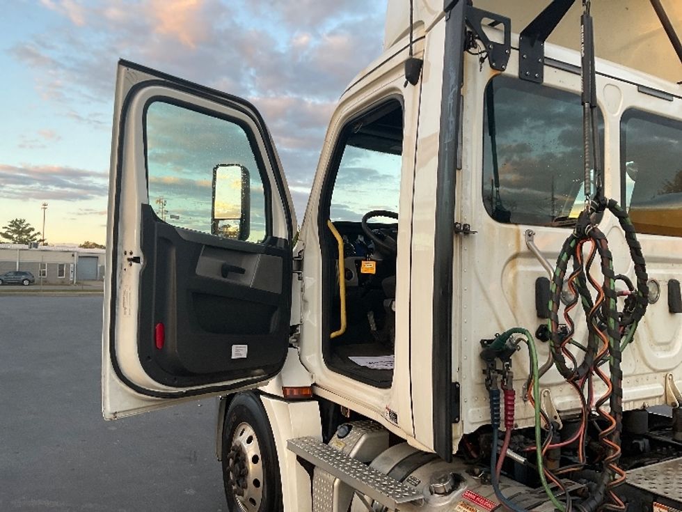 Day Cab Tractor-Heavy Duty Tractors-Freightliner-2020-T12664ST-New Castle-DE-588,089\n\t\tmiles-$ 31,500 - Image 9