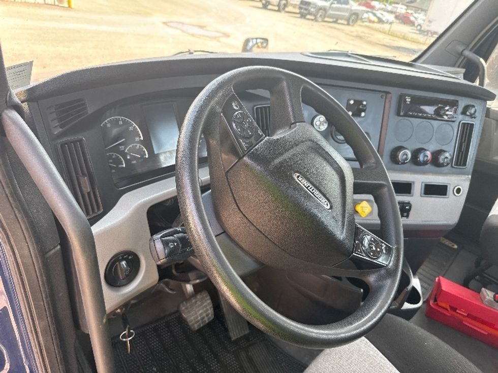 2020 Freightliner Cascadia 126" Day cab photo 10