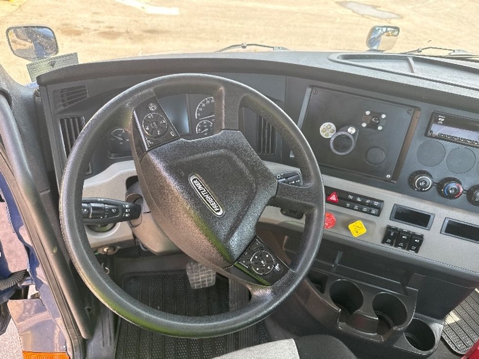 Day Cab Tractor-Heavy Duty Tractors-Freightliner-2020-T12664ST-Newark-OH-323,639\n\t\tmiles-$ 56,750 - Image 11