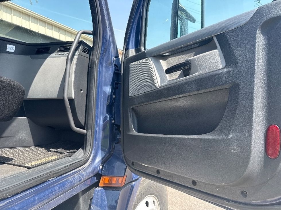 2020 Freightliner Cascadia 126" Day cab photo 11