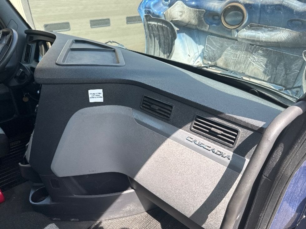 2020 Freightliner Cascadia 126" Day cab photo 12