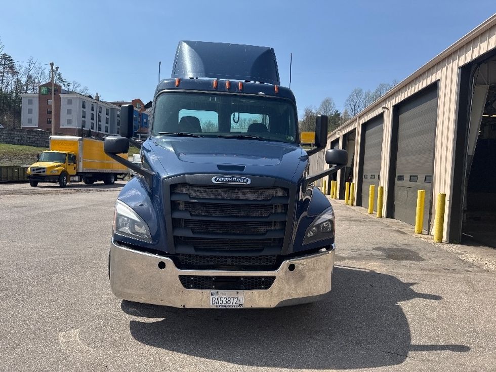 2020 Freightliner Cascadia 126" Day cab photo 2