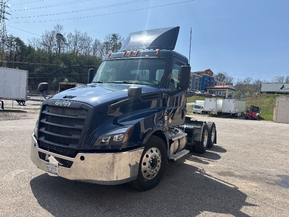 2020 Freightliner Cascadia 126" Day cab photo 3