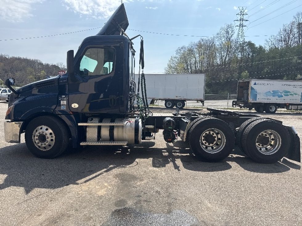 2020 Freightliner Cascadia 126" Day cab photo 4