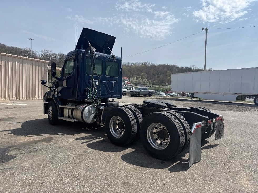 2020 Freightliner Cascadia 126" Day cab photo 5