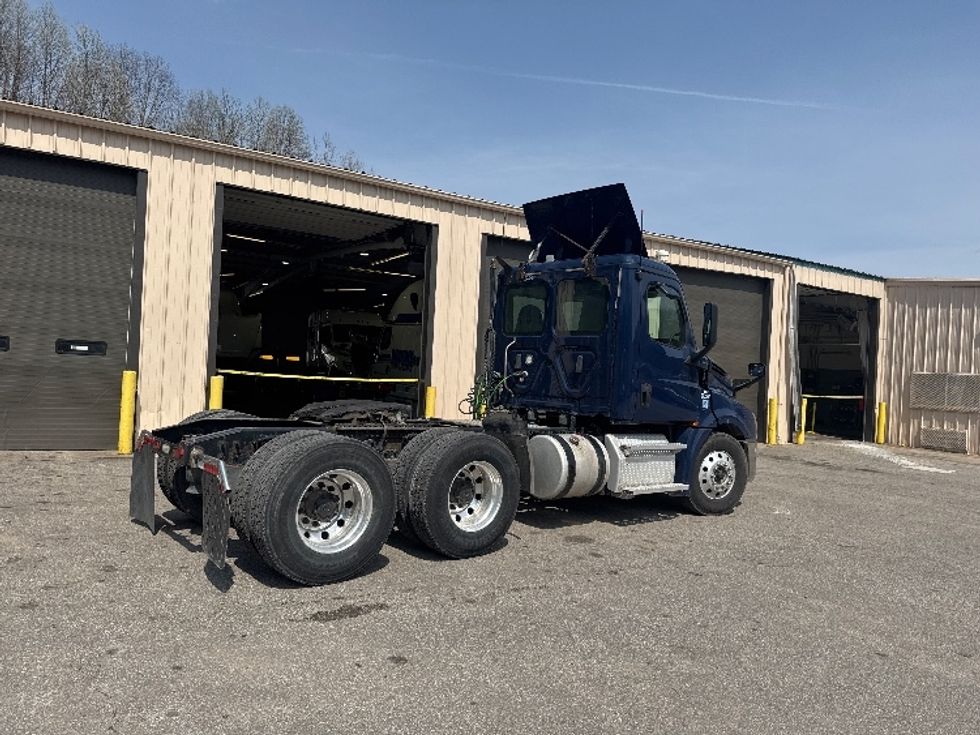 2020 Freightliner Cascadia 126" Day cab photo 7