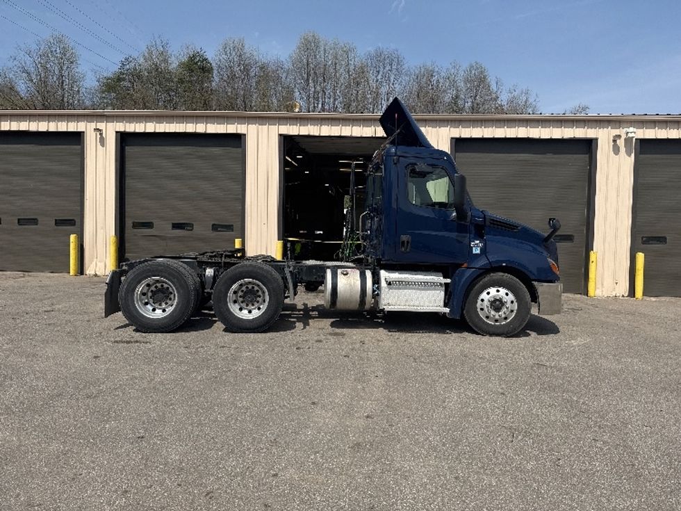 2020 Freightliner Cascadia 126" Day cab photo 8