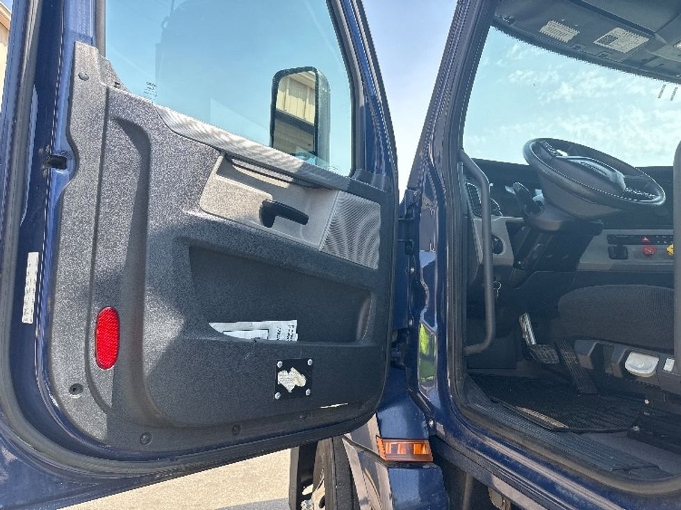 2020 Freightliner Cascadia 126" Day cab photo 9