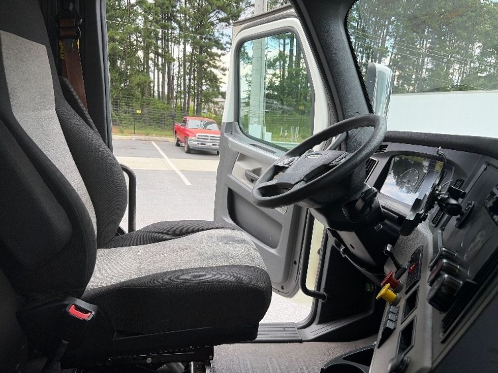 Day Cab Tractor-Heavy Duty Tractors-Freightliner-2020-T12664ST-Newnan-GA-414,086\n\t\tmiles-$ 51,000 - Image 14
