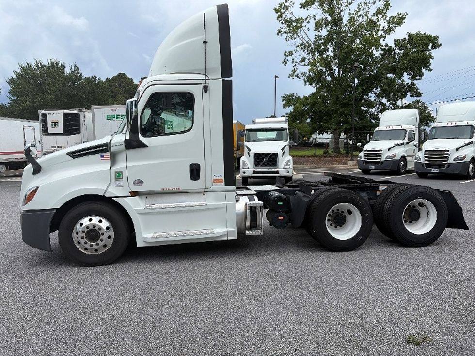Day Cab Tractor-Heavy Duty Tractors-Freightliner-2020-T12664ST-Newnan-GA-414,086\n\t\tmiles-$ 51,000 - Image 4