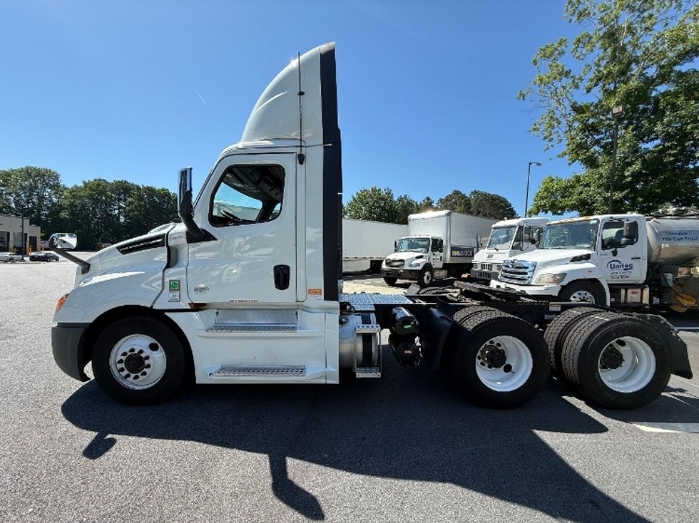 Day Cab Tractor-Heavy Duty Tractors-Freightliner-2020-T12664ST-Newnan-GA-456,569\n\t\tmiles-$ 36,250 - Image 4