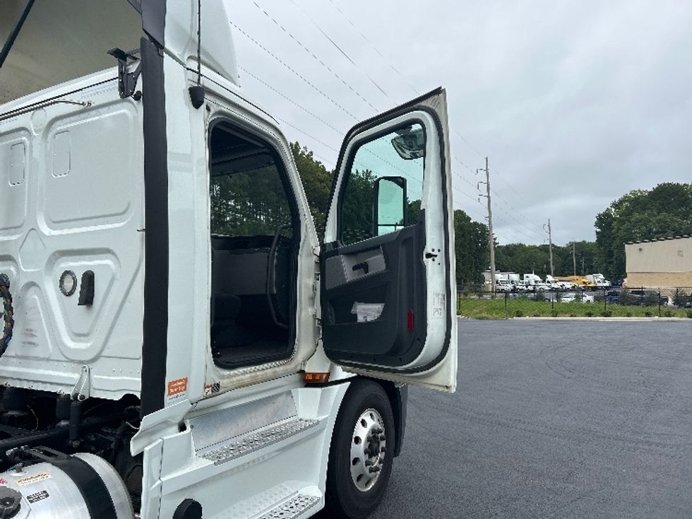 Day Cab Tractor-Heavy Duty Tractors-Freightliner-2020-T12664ST-Newnan-GA-459,560\n\t\tmiles-$ 49,500 - Image 12
