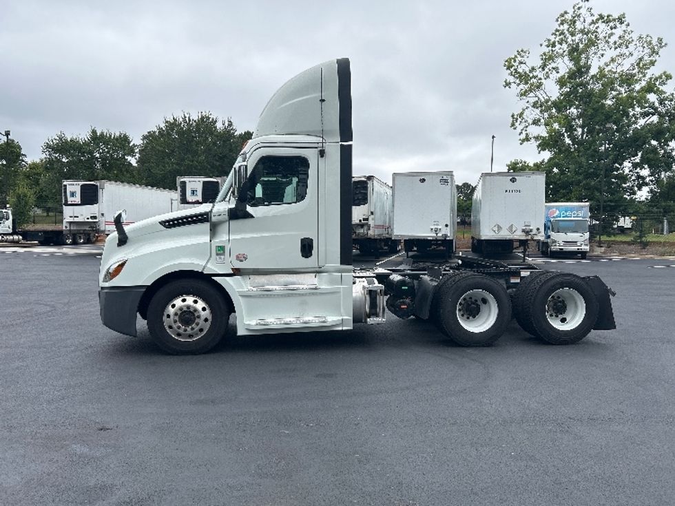 Day Cab Tractor-Heavy Duty Tractors-Freightliner-2020-T12664ST-Newnan-GA-459,560\n\t\tmiles-$ 49,500 - Image 4