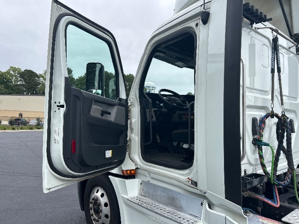 Day Cab Tractor-Heavy Duty Tractors-Freightliner-2020-T12664ST-Newnan-GA-459,560\n\t\tmiles-$ 49,500 - Image 9