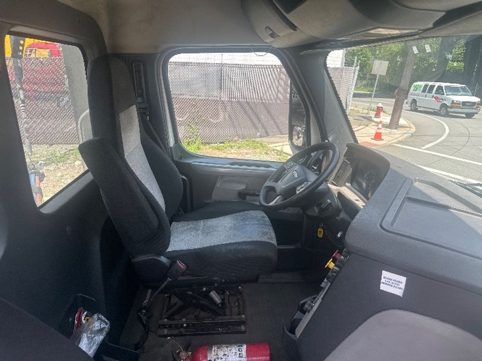Day Cab Tractor-Heavy Duty Tractors-Freightliner-2020-T12664ST-North Bergen-NJ-204,048\n\t\tmiles-$ 61,500 - Image 14