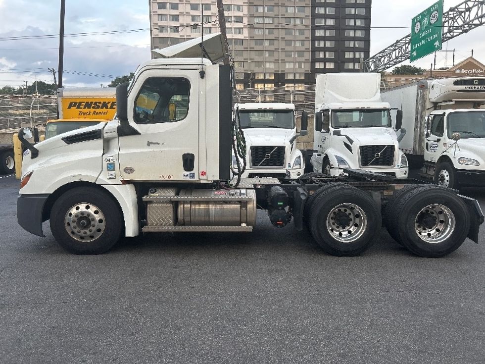 Day Cab Tractor-Heavy Duty Tractors-Freightliner-2020-T12664ST-North Bergen-NJ-204,048\n\t\tmiles-$ 61,500 - Image 4