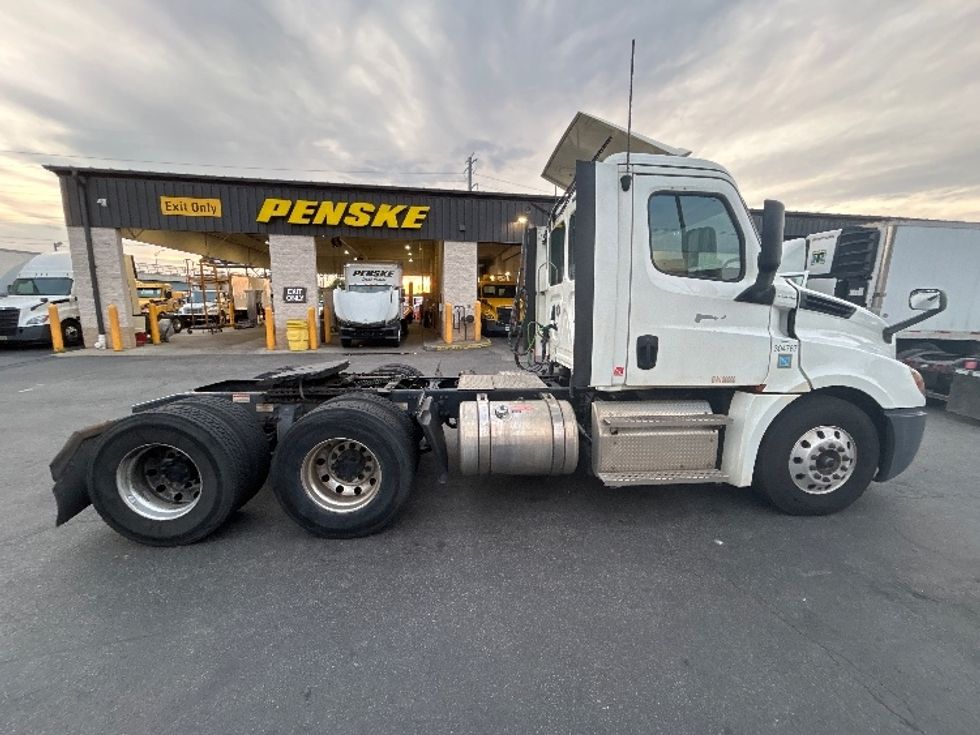 Day Cab Tractor-Heavy Duty Tractors-Freightliner-2020-T12664ST-North Bergen-NJ-204,048\n\t\tmiles-$ 61,500 - Image 8