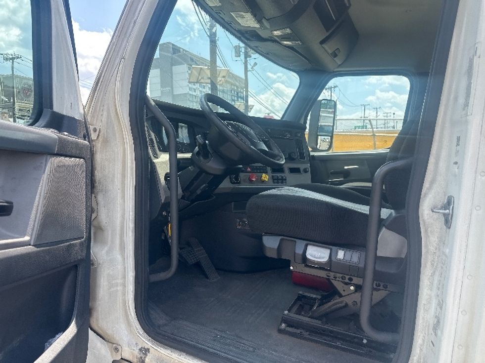 Day Cab Tractor-Heavy Duty Tractors-Freightliner-2020-T12664ST-North Bergen-NJ-204,048\n\t\tmiles-$ 61,500 - Image 9