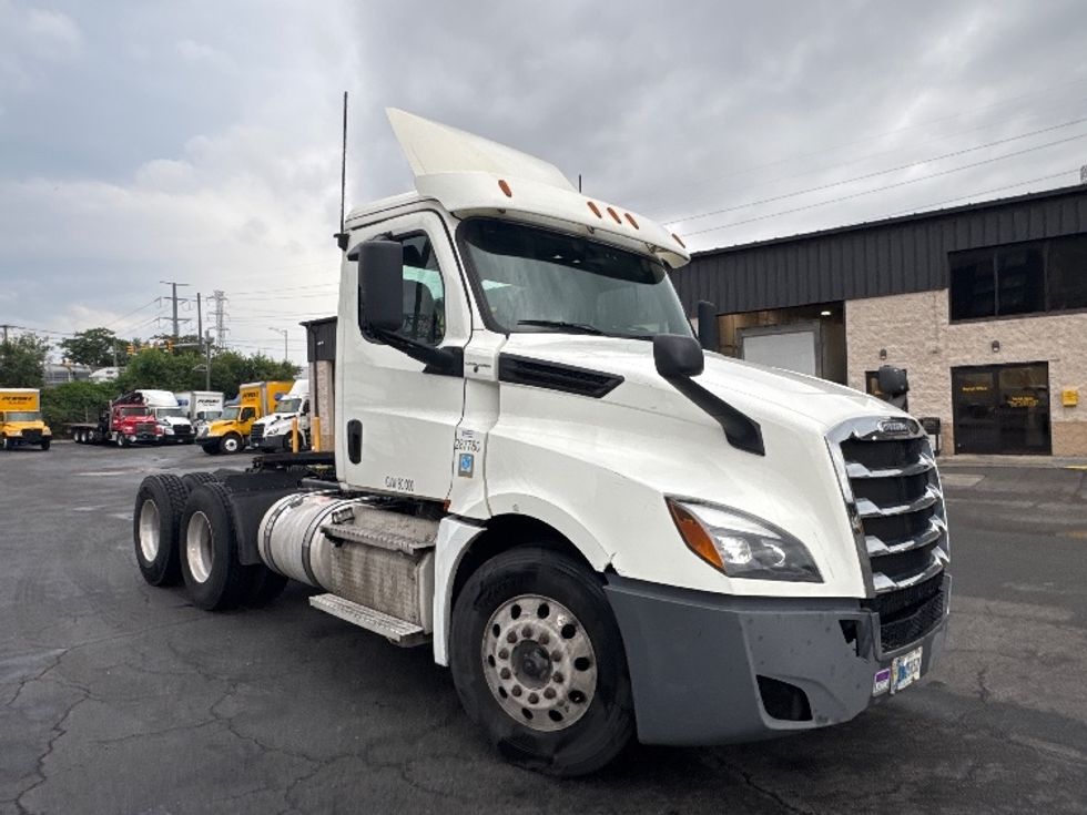 Day Cab Tractor-Heavy Duty Tractors-Freightliner-2020-T12664ST-North Bergen-NJ-310,166\n\t\tmiles-$ 55,750 - Image 1