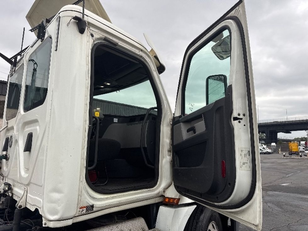 Day Cab Tractor-Heavy Duty Tractors-Freightliner-2020-T12664ST-North Bergen-NJ-310,166\n\t\tmiles-$ 55,750 - Image 12