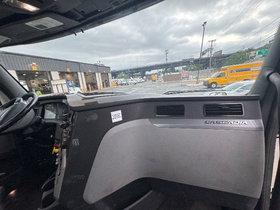 Day Cab Tractor-Heavy Duty Tractors-Freightliner-2020-T12664ST-North Bergen-NJ-310,166\n\t\tmiles-$ 55,750 - Image 13