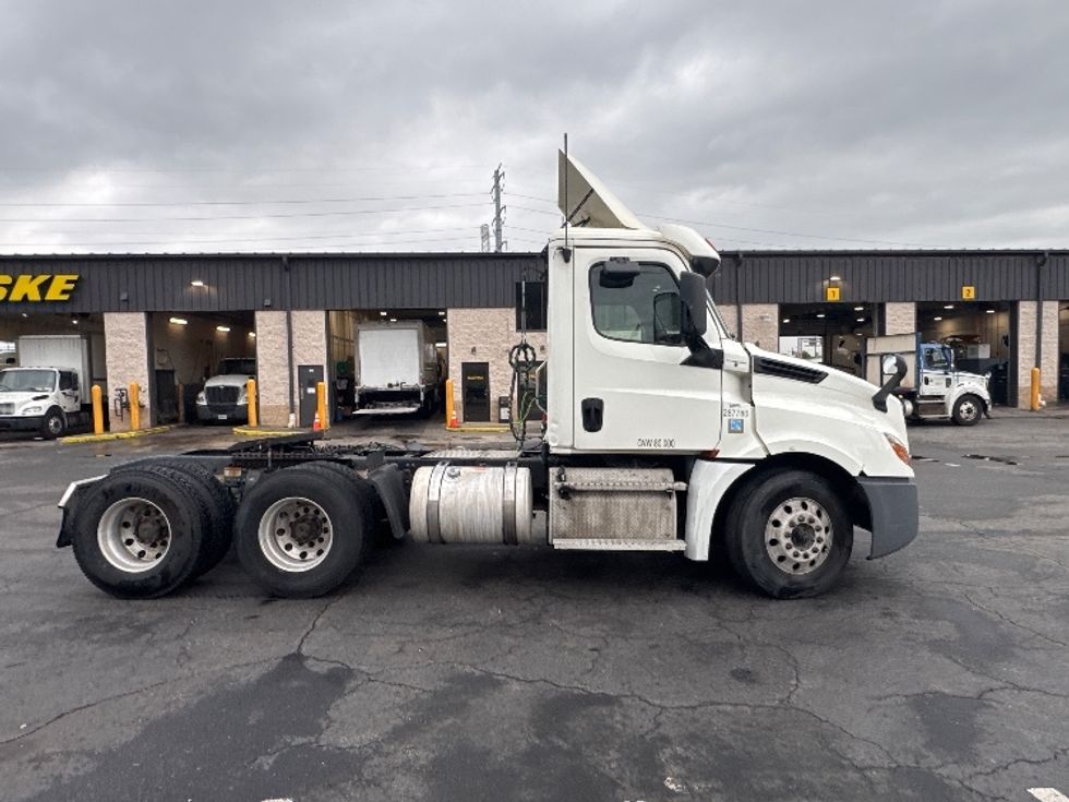 Day Cab Tractor-Heavy Duty Tractors-Freightliner-2020-T12664ST-North Bergen-NJ-310,166\n\t\tmiles-$ 55,750 - Image 8