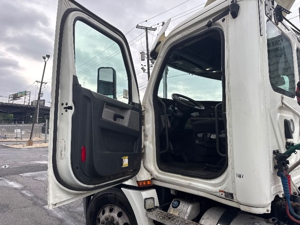 Day Cab Tractor-Heavy Duty Tractors-Freightliner-2020-T12664ST-North Bergen-NJ-310,166\n\t\tmiles-$ 55,750 - Image 9