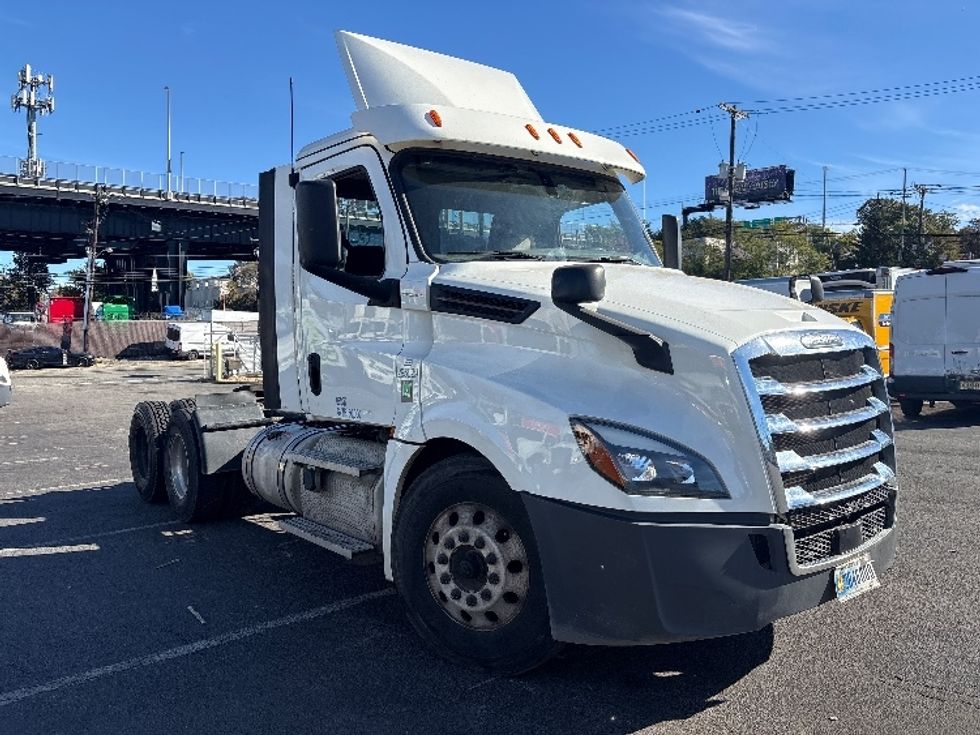 Day Cab Tractor-Heavy Duty Tractors-Freightliner-2020-T12664ST-North Bergen-NJ-333,555\n\t\tmiles-$ 51,750 - Image 1