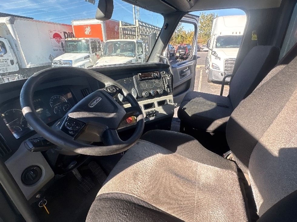 Day Cab Tractor-Heavy Duty Tractors-Freightliner-2020-T12664ST-North Bergen-NJ-333,555\n\t\tmiles-$ 51,750 - Image 10