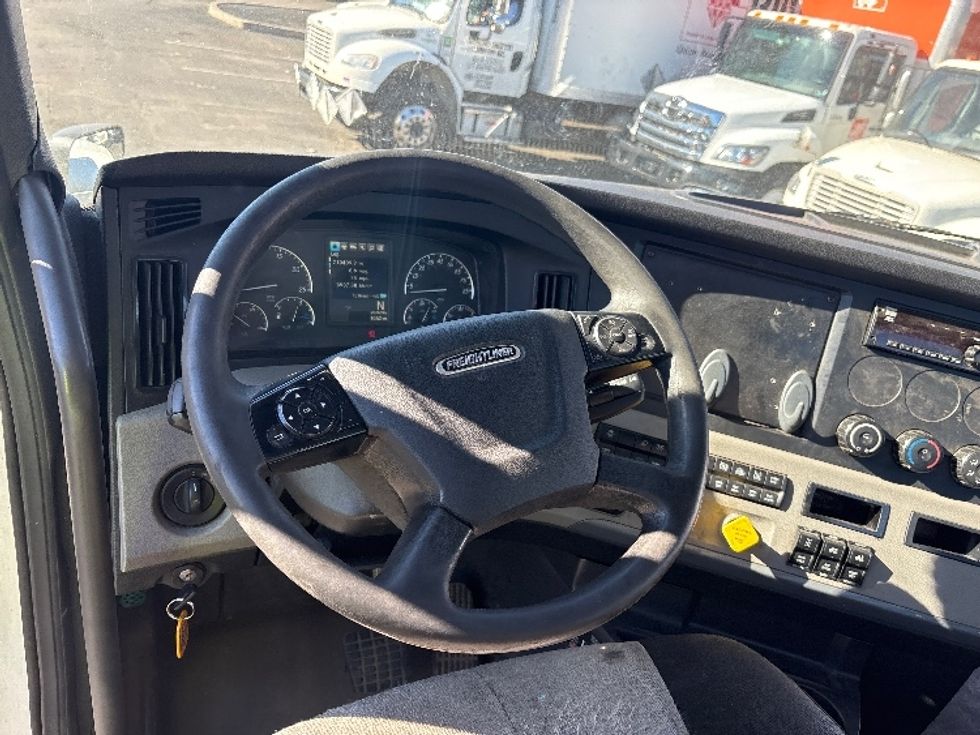 Day Cab Tractor-Heavy Duty Tractors-Freightliner-2020-T12664ST-North Bergen-NJ-333,555\n\t\tmiles-$ 51,750 - Image 11