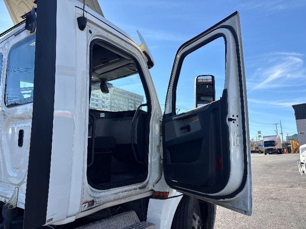 Day Cab Tractor-Heavy Duty Tractors-Freightliner-2020-T12664ST-North Bergen-NJ-333,555\n\t\tmiles-$ 51,750 - Image 12