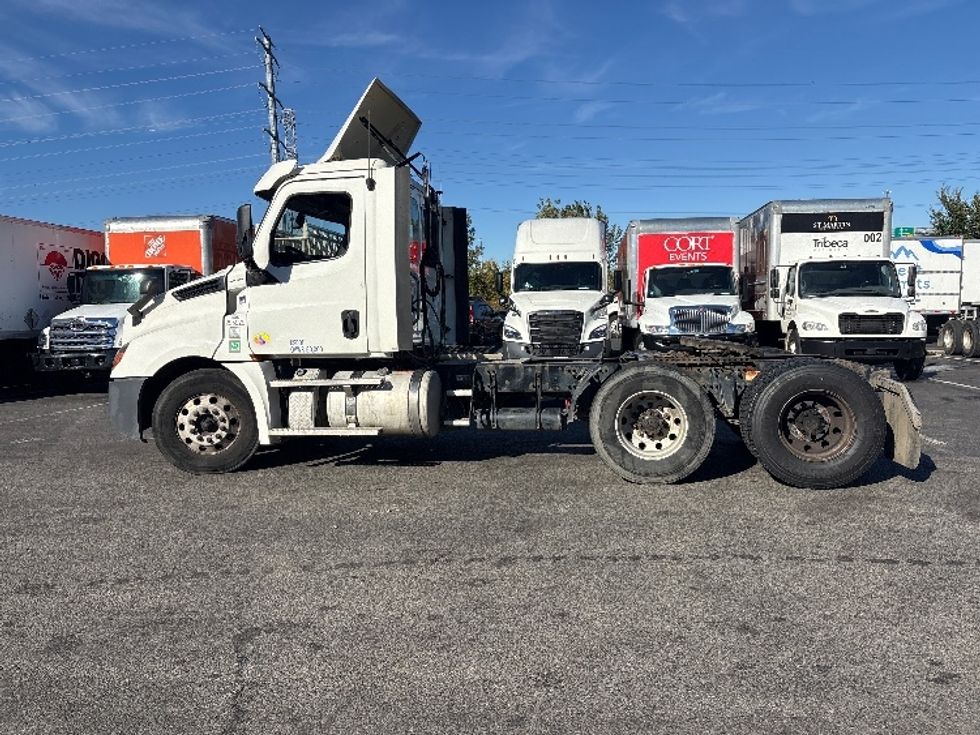 Day Cab Tractor-Heavy Duty Tractors-Freightliner-2020-T12664ST-North Bergen-NJ-333,555\n\t\tmiles-$ 51,750 - Image 4