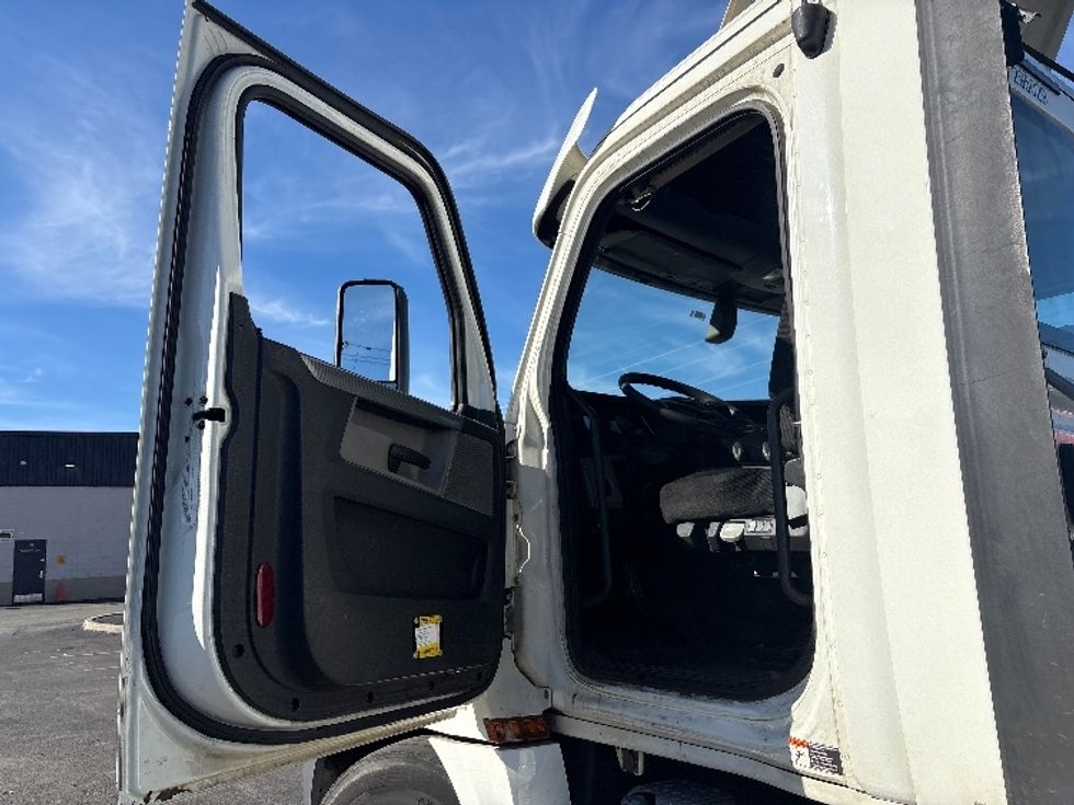 Day Cab Tractor-Heavy Duty Tractors-Freightliner-2020-T12664ST-North Bergen-NJ-333,555\n\t\tmiles-$ 51,750 - Image 9