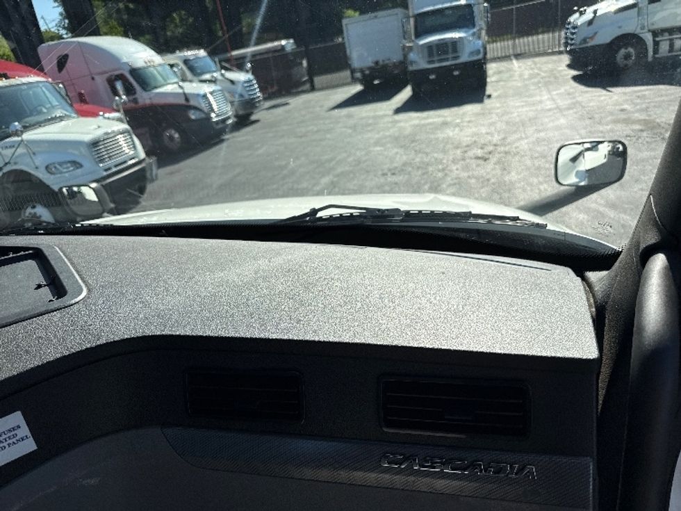Day Cab Tractor-Heavy Duty Tractors-Freightliner-2020-T12664ST-North Bergen-NJ-538,155\n\t\tmiles-$ 40,500 - Image 13