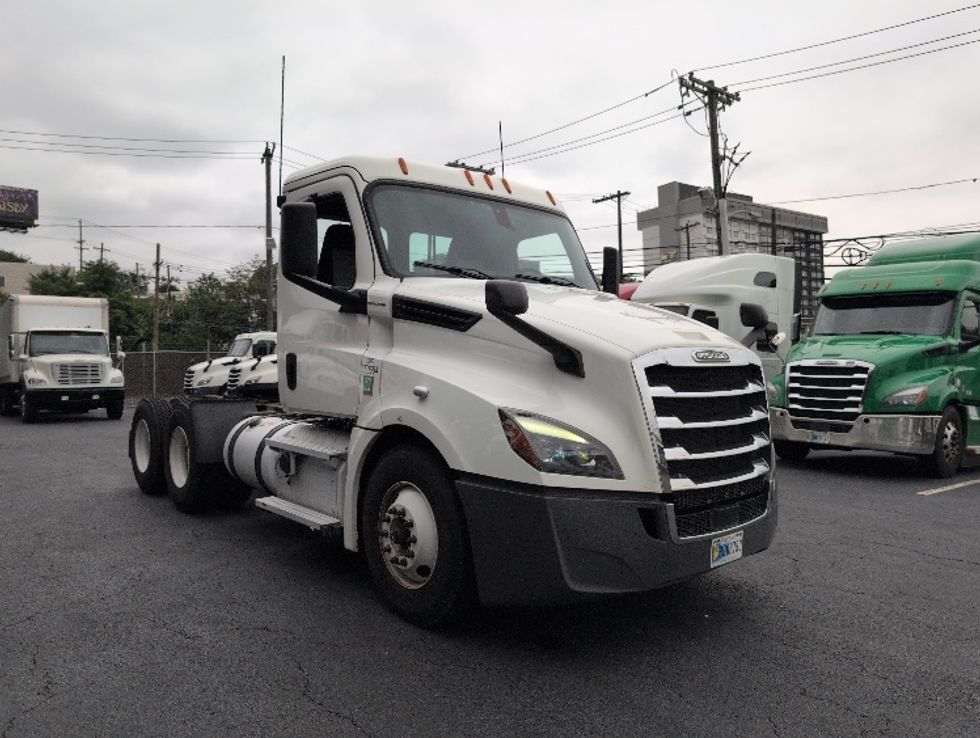 Day Cab Tractor-Heavy Duty Tractors-Freightliner-2020-T12664ST-North Bergen-NJ-574,608\n\t\tmiles-$ 35,750 - Image 1