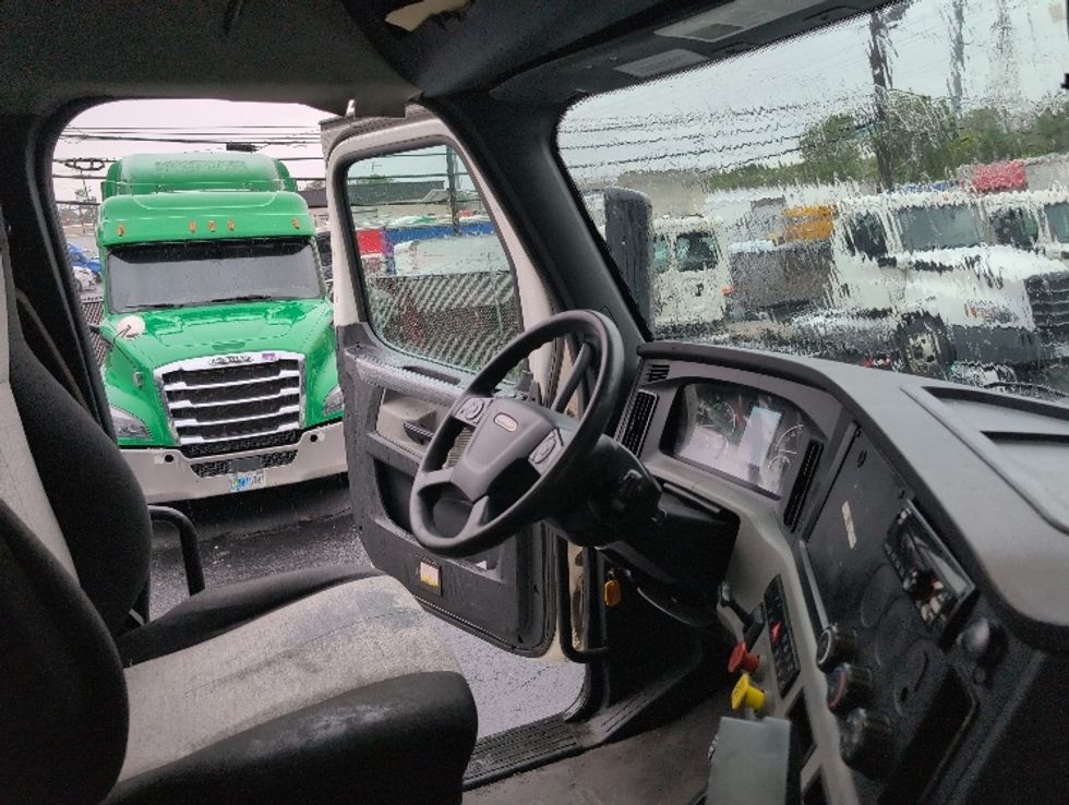 Day Cab Tractor-Heavy Duty Tractors-Freightliner-2020-T12664ST-North Bergen-NJ-574,608\n\t\tmiles-$ 35,750 - Image 14