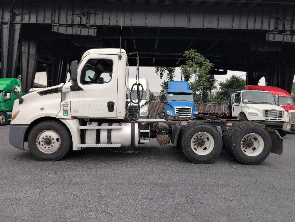 Day Cab Tractor-Heavy Duty Tractors-Freightliner-2020-T12664ST-North Bergen-NJ-574,608\n\t\tmiles-$ 35,750 - Image 4