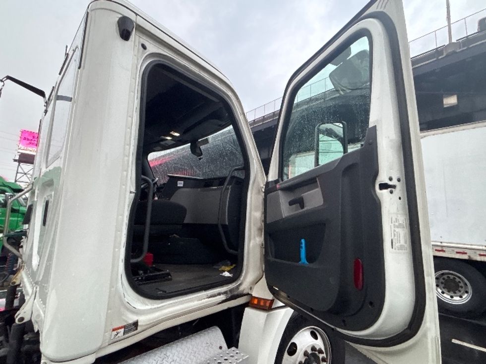 Day Cab Tractor-Heavy Duty Tractors-Freightliner-2020-T12664ST-North Bergen-NJ-575,948\n\t\tmiles-$ 35,750 - Image 12