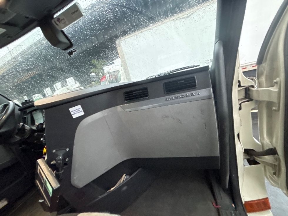 Day Cab Tractor-Heavy Duty Tractors-Freightliner-2020-T12664ST-North Bergen-NJ-575,948\n\t\tmiles-$ 35,750 - Image 13