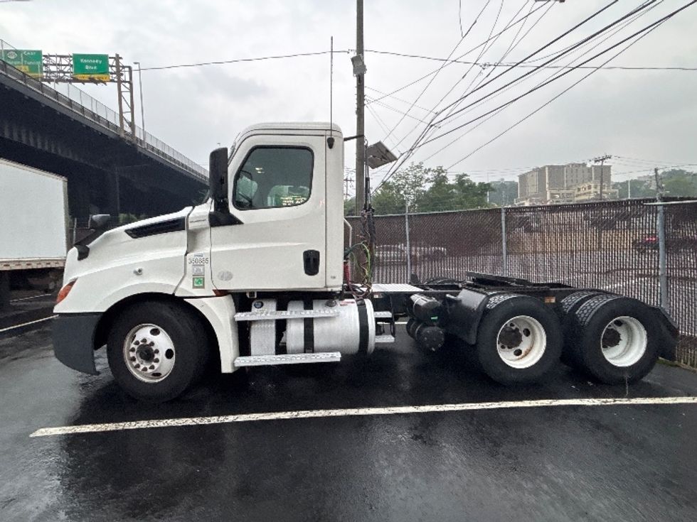 Day Cab Tractor-Heavy Duty Tractors-Freightliner-2020-T12664ST-North Bergen-NJ-575,948\n\t\tmiles-$ 35,750 - Image 4